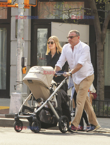 Liev Schreiber na spacerze z żoną i córką