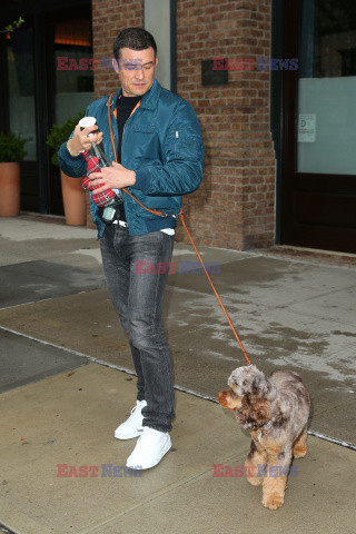 Orlando Bloom na spacerze z psem