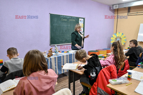 Lekcje w schronie przeciwbombowym w Ukrainie
