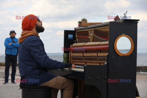 Ukraiński muzyk gra na fortepianie na plaży w Odessie