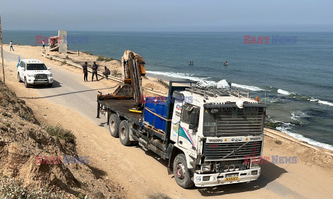 Ciężarówki ONZ i WHO z pomocą humanitarną czekaja na wjazd do Strefy Gazy
