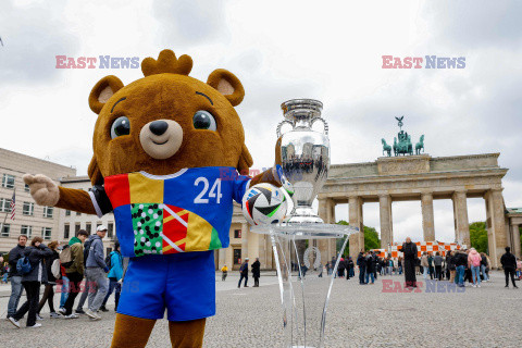 Prezentacja trofeum Euro 2024 przed Bramą Brandenburską