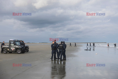 Migranci na plaży Gravelines - AFP