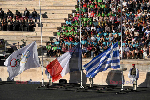 Grecja przekazała Paryżowi ogień olimpijski