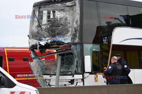 Wypadek autokarów z uczniami w Calais