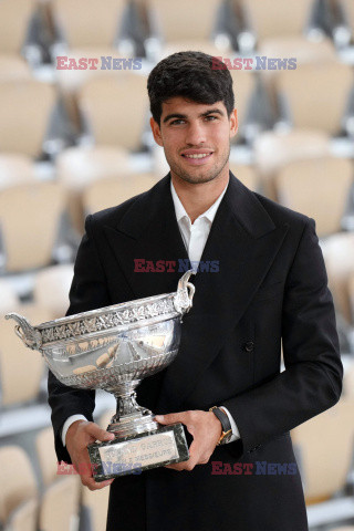 Carlos Alcaraz pozuje z Pucharem Rolanda Garros