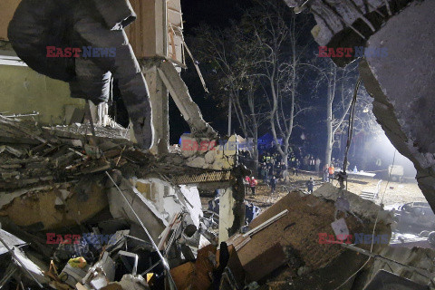 Nocny atak rosyjskich bomb na osiedle mieszkaniowe w Charkowie