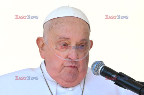 Papież Franciszek pojawił się na placu Świętego Piotra
