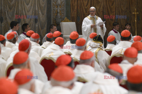 Papież Leon XIV podczas mszy z kardynałami w Kaplicy Sykstyńskiej