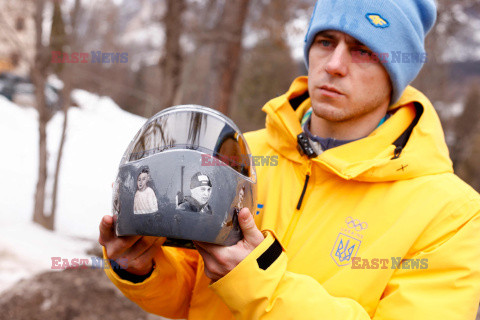 IO Mediolan-Cortina 2026: Vladyslav Heraskevych w kasku z ukraińskimi sportowcami poległymi w wojnie