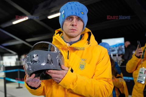 IO Mediolan-Cortina 2026: Vladyslav Heraskevych w kasku z ukraińskimi sportowcami poległymi w wojnie