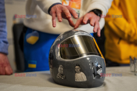 IO Mediolan-Cortina 2026: Vladyslav Heraskevych w kasku z ukraińskimi sportowcami poległymi w wojnie