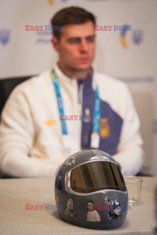 IO Mediolan-Cortina 2026: Vladyslav Heraskevych w kasku z ukraińskimi sportowcami poległymi w wojnie