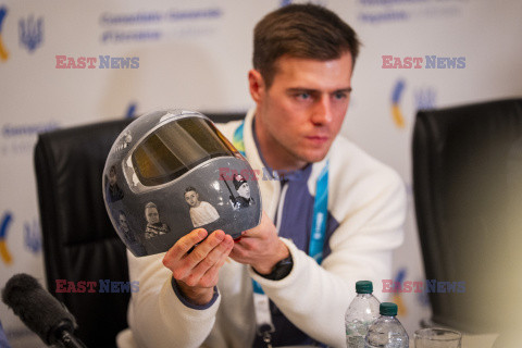 IO Mediolan-Cortina 2026: Vladyslav Heraskevych w kasku z ukraińskimi sportowcami poległymi w wojnie