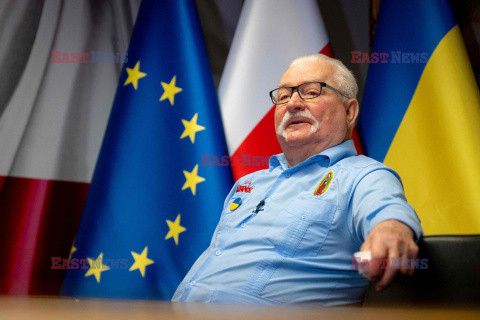 Lech Wałęsa udziela wywiadu agencji AFP