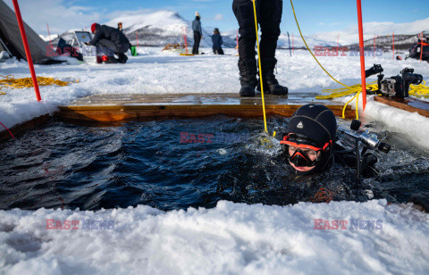 Badania naukowe pod lodem - AFP