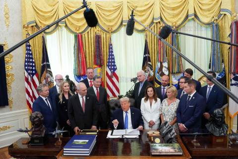 Podpisanie Secure America Act przez Donalda Trumpa
