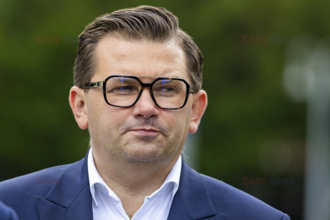 Konferencja Mateusza Morawieckiego przed pomnikiem AK
