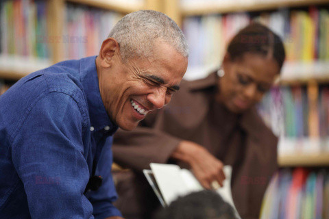 Barack i Michelle Obama czytają dzieciom