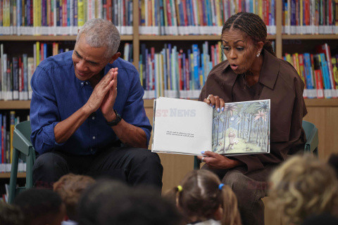 Barack i Michelle Obama czytają dzieciom