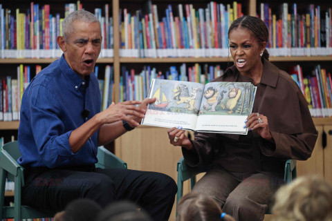 Barack i Michelle Obama czytają dzieciom
