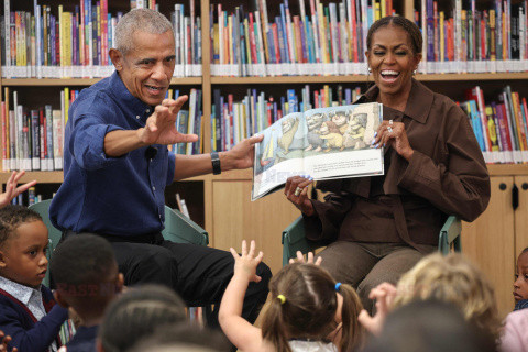 Barack i Michelle Obama czytają dzieciom