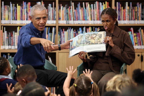 Barack i Michelle Obama czytają dzieciom