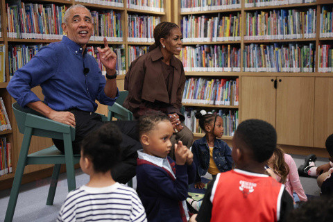 Barack i Michelle Obama czytają dzieciom