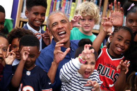 Barack i Michelle Obama czytają dzieciom