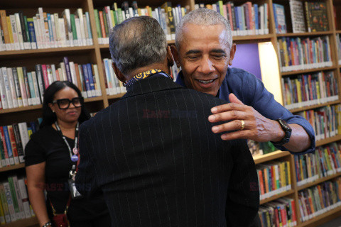 Barack i Michelle Obama czytają dzieciom
