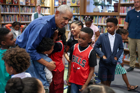Barack i Michelle Obama czytają dzieciom