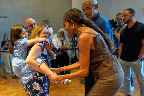 Barack i Michelle Obama czytają dzieciom