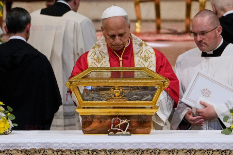 Papież Leon XIV z relikwiami św. Augustyna