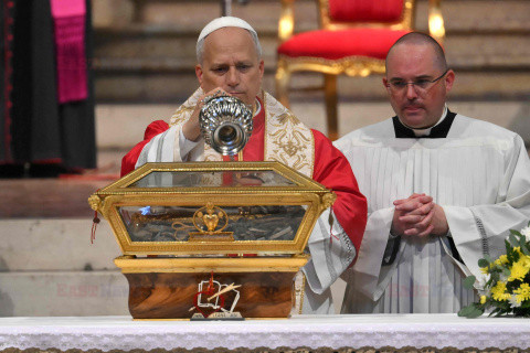 Papież Leon XIV z relikwiami św. Augustyna