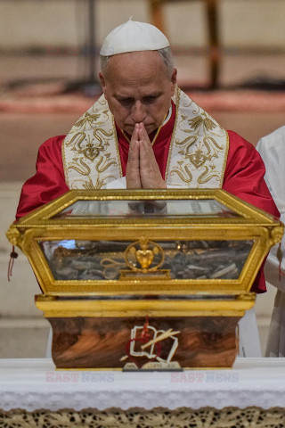 Papież Leon XIV z relikwiami św. Augustyna