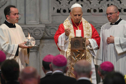 Papież Leon XIV z relikwiami św. Augustyna