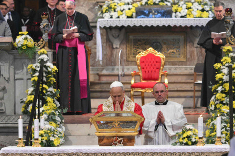 Papież Leon XIV z relikwiami św. Augustyna