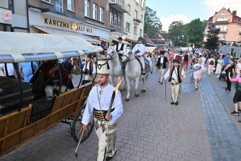 Zbójnicy na Krupówkach w Zakopanem