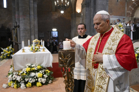 Papież Leon XIV z relikwiami św. Augustyna