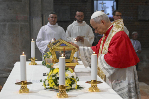 Papież Leon XIV z relikwiami św. Augustyna