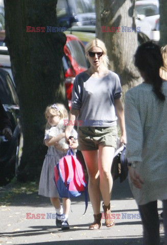 Gwyneth Paltrow z dziećmi na spacerze