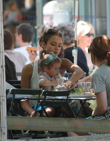 Jessica Alba z córką w Paryżu