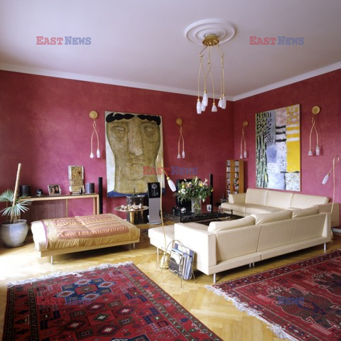 Czerwony apartment w St Petersburgu -Andreas Von Einsiedel