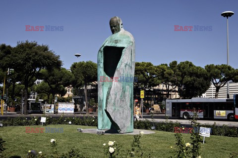 Protest przeciwko pomnikowi Jana Pawla II w Rzymie