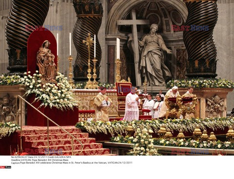 Papież Benedykt XVI przewodniczy uroczystej pasterce