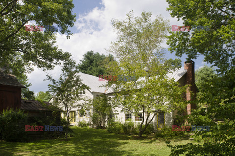 Stary dom na farmie w pastelowych kolorach - Andreas von Einsiedel