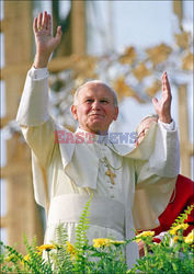 BIO-POPE-PORTRAIT-HANDS
