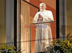Benedykt XVI w oknie papieskim