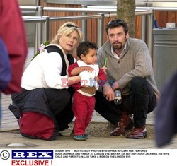 AUSTRALIJSKI AKTOR HUGH JACKMAN ROZDAJE AUTOGRAFY W RESTAURACJI SAPAGO W BEVERLY HILLS