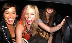 Avril Lavigne wychodzi z restauracji Koi